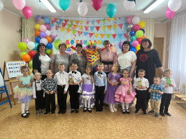 Выпускной в детском саду - праздник трогательный и волнительный Выпускной в детском саду - праздник трогательный и волнительный.