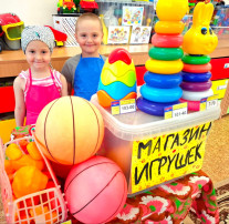 Кукла Маша пригласила на день рождения Кукла Маша пригласила на день рождения.